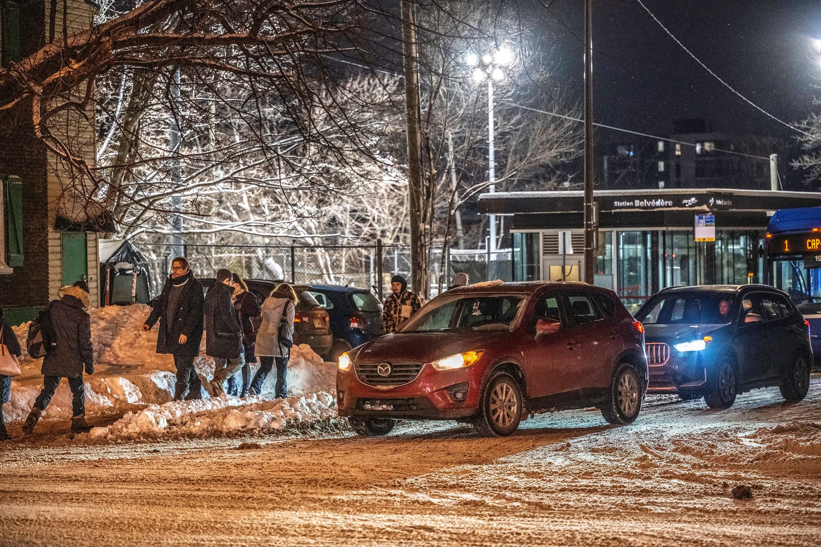 Rue enneigée la nuit durant une tempête hivernale